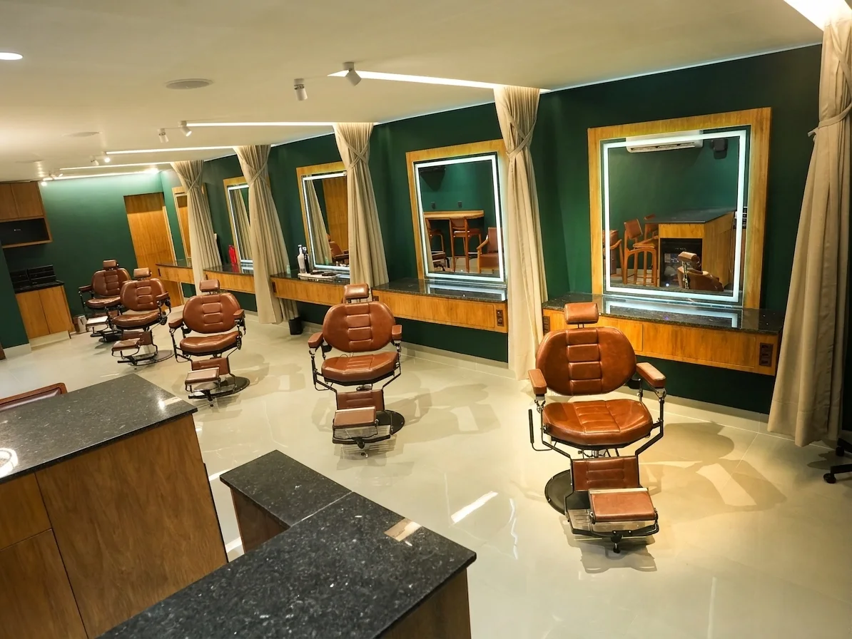 Interior da Kanon Barbearia com cadeiras de couro, espelhos e cortinas individuais